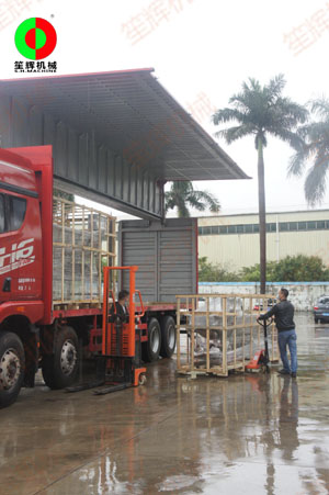 上海客戶四套渦流清洗設備雨中裝車出貨