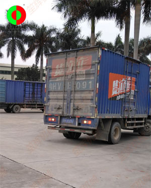 貨物已堆放到停車棚，三臺貨車扎堆裝車！