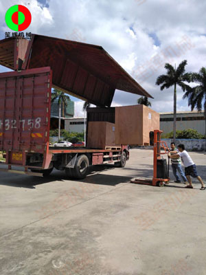 海外客戶訂購的一批蔬果處理加工機械裝車出貨！