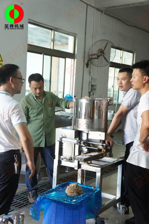 佛山客戶定購的肉餅成型機(jī)裝車出貨！