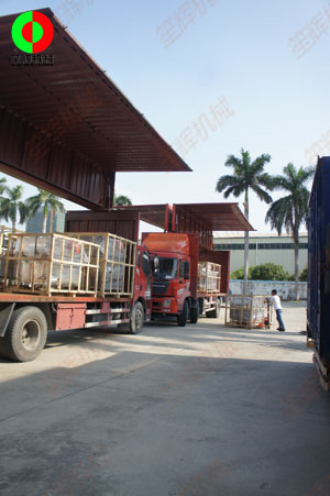 天氣晴好,三輛貨車靜待裝車出貨！