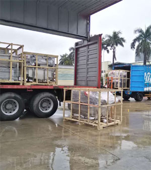 停雨間隙,抓緊時間兩車同時裝車發(fā)貨!