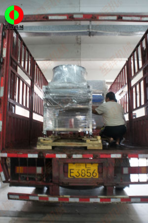 大雨影響發貨,貨車直接開進廠房裝車也必須按期交付客戶!