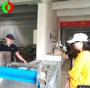 客戶親臨我司考察,測試蔬果切割清洗等設備!