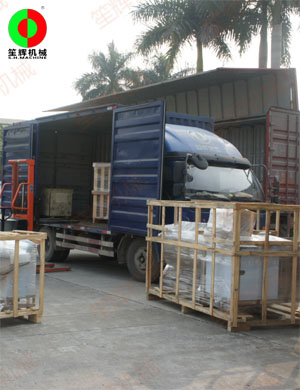 大批多途用自動(dòng)洗菜機(jī)等蔬果加工機(jī)械裝車(chē)出貨！