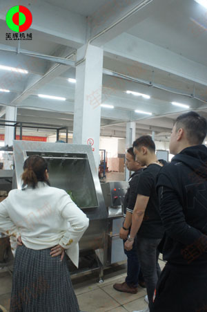 客戶(hù)考察我司軟硬件實(shí)力，現(xiàn)場(chǎng)測(cè)試多功能洗菜機(jī)及渦流洗菜機(jī)等設(shè)備！