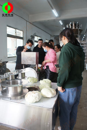 客戶(hù)現(xiàn)場(chǎng)了解瓜果分瓣及切割設(shè)備，最后現(xiàn)場(chǎng)簽定合同交付定金！