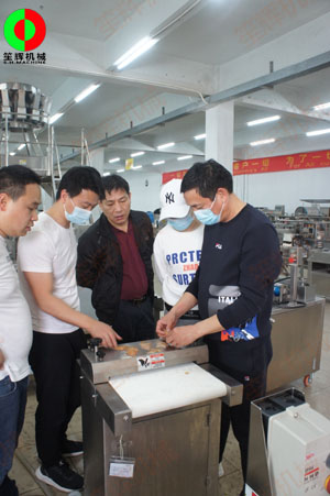山東客戶一行親臨我司考察，購買魷魚去皮、魷魚切圈等水產加工設備！