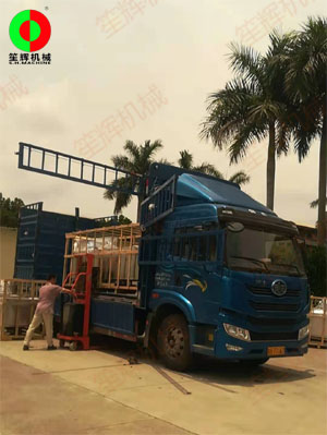 客戶訂購的多臺氣泡洗菜機(jī)裝車發(fā)貨，按期交付！