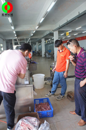 佛山某肉食品加工配送中心客戶一行人親臨我司測試訂購洗排骨機等設備！