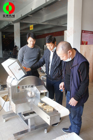 客戶來司現(xiàn)場測試酸筍切條加工設備！