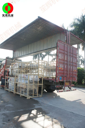 打蒜泥機及洗菜機裝車發(fā)貨！