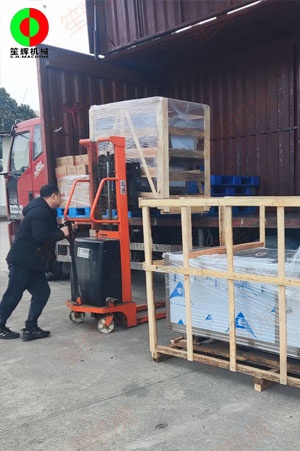 洗菜機(jī)和切菜機(jī)發(fā)往江西客戶！