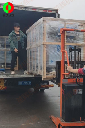 廣州鐘小姐定購(gòu)的兩臺(tái)氣泡洗菜機(jī)按期交付！