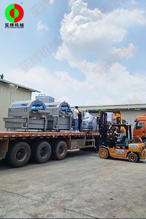 客戶訂購的智能渦流清洗線裝車出貨！