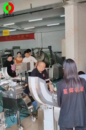 客戶來(lái)廠驗(yàn)收測(cè)試一批蔬果加工設(shè)備！